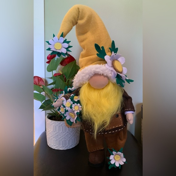 Scandinavian Daisy Gnome Doll - Handmade - Picture 3 of 13
